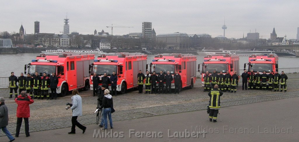 Neue LF`s fuer Koeln Uebergabe in Koeln Deutz an den Wachen  P046.JPG